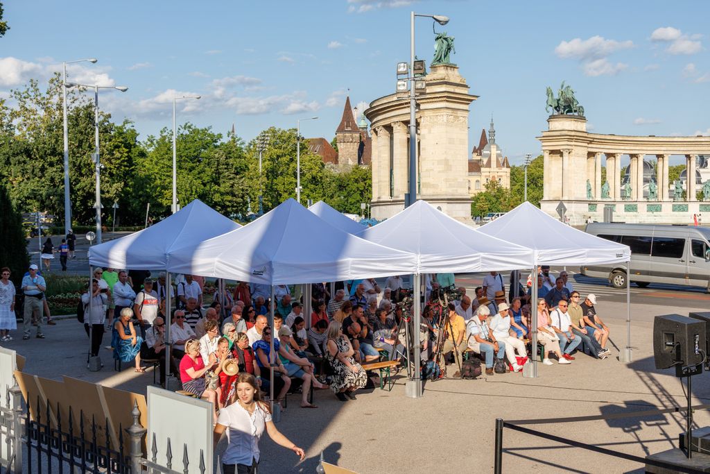 20250627 -- Emlékgyűlést tartott a Nemzeti Maximumért Alapítvány és a PestiSrácok az 1988-as nagy Erdély-tüntetés helyszínén és évfordulóján a Hősök terén, a Szépművészeti Múzeum előtt. // fotó: Hatlaczki Balázs