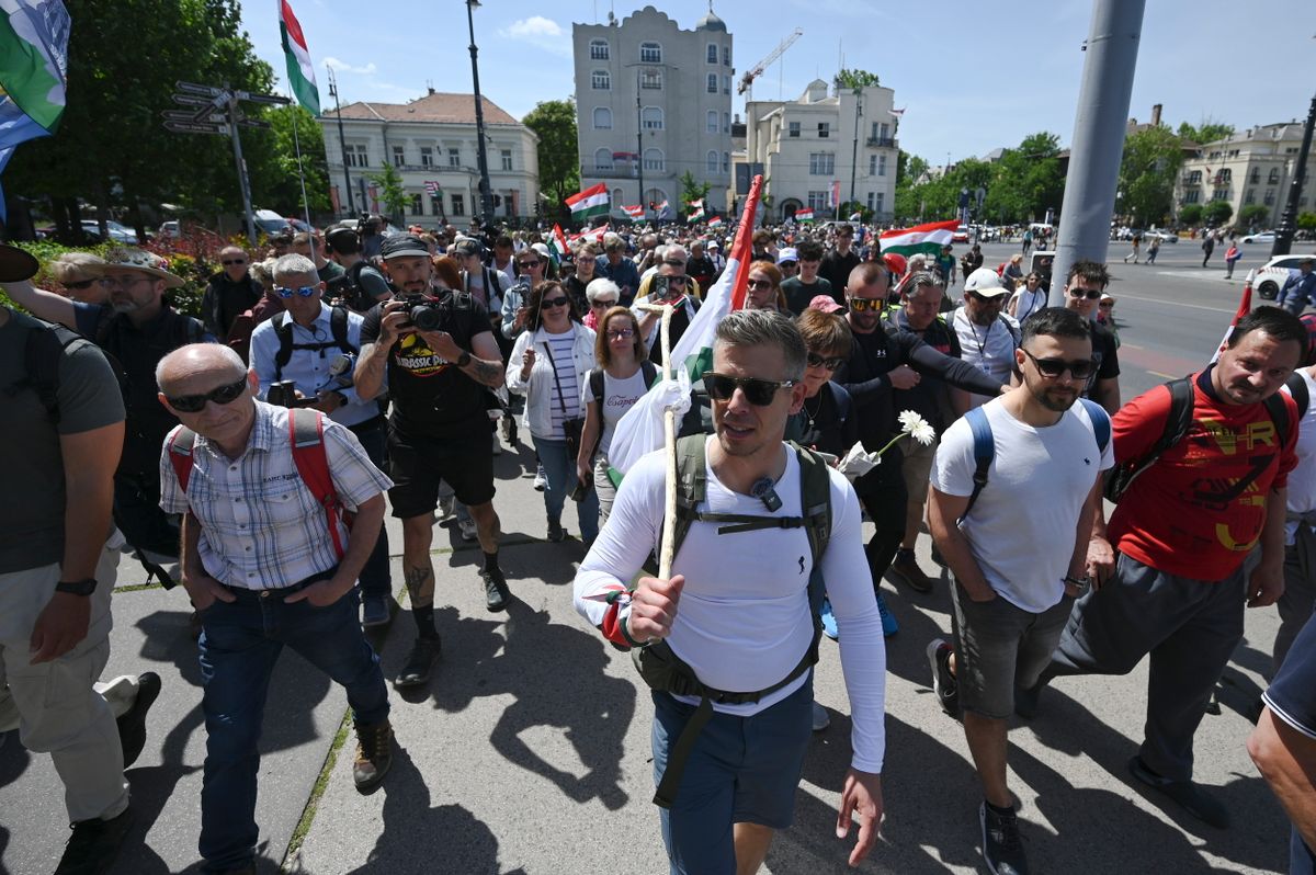 Csak úgy dúskál a javakban Magyar Péter, Tisza-lovag