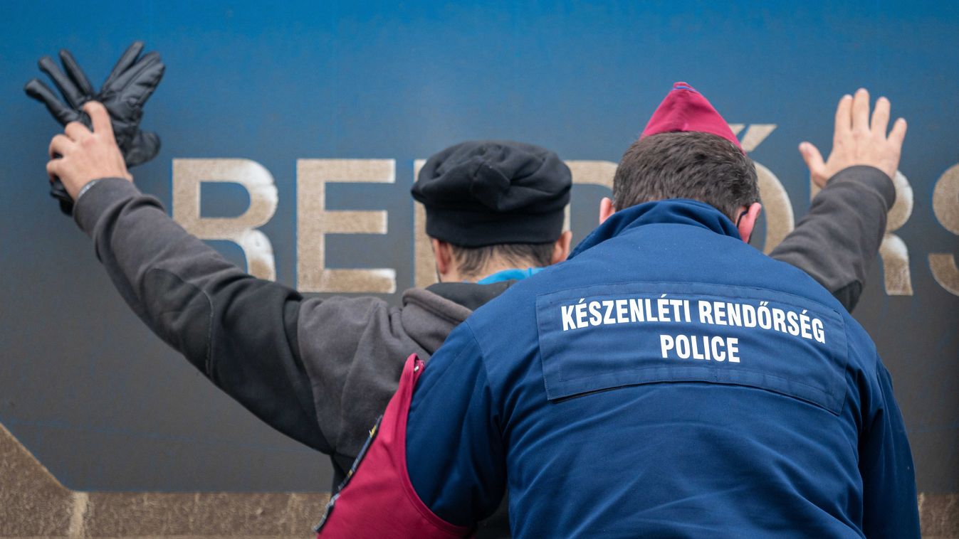 Fel akarta robbantani a Parlamentet a Kneecap kitiltása miatt egy fiatal kommentelő, a rendőrök lerohanták