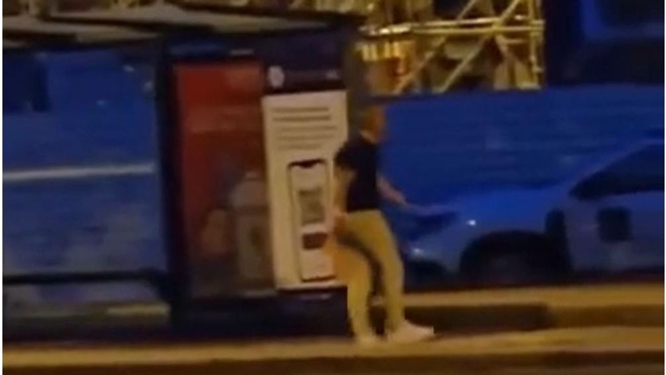 Magyar Péter foltos nadrágban távozott az ötkertes balhéból. Hasonló történhetett a Rákóczi Táborban is.