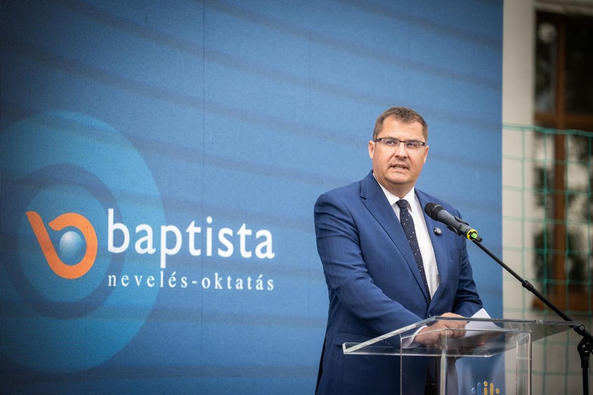 Nagy János beszédet tart a Kőrösi Csoma Sándor Gimnázium tanévnyitó ünnepségén, melyben Orseolo Péter is szóba került. Fotó: Fotó: Miniszterelnöki Sajtóiroda