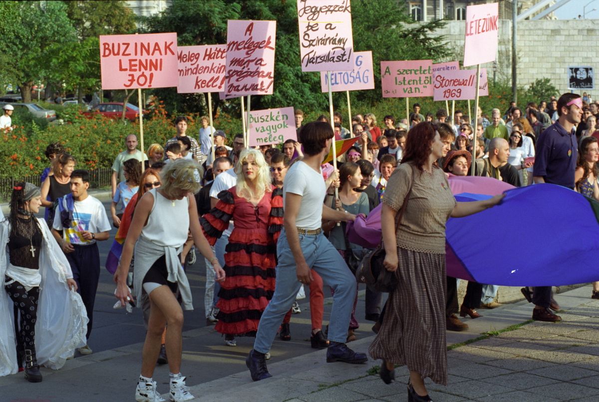 Csíksomlyó vs. Pride. Felvonulás - Meleg Büszkeség Napja Budapest, 1997. szeptember 6. Felvonulók az első alkalommal megrendezésre kerülő Meleg Büszkeség Napján, a Gay Pride Day-en. A homoszexuálisok, leszbikusok, transzszexuálisok, biszexuálisok és a velük szimpatizálók - több százan- a Duna-korzó, Vörösmarty tér, Váci utca, Belgrád rakpart útvonalon vonultak fel.