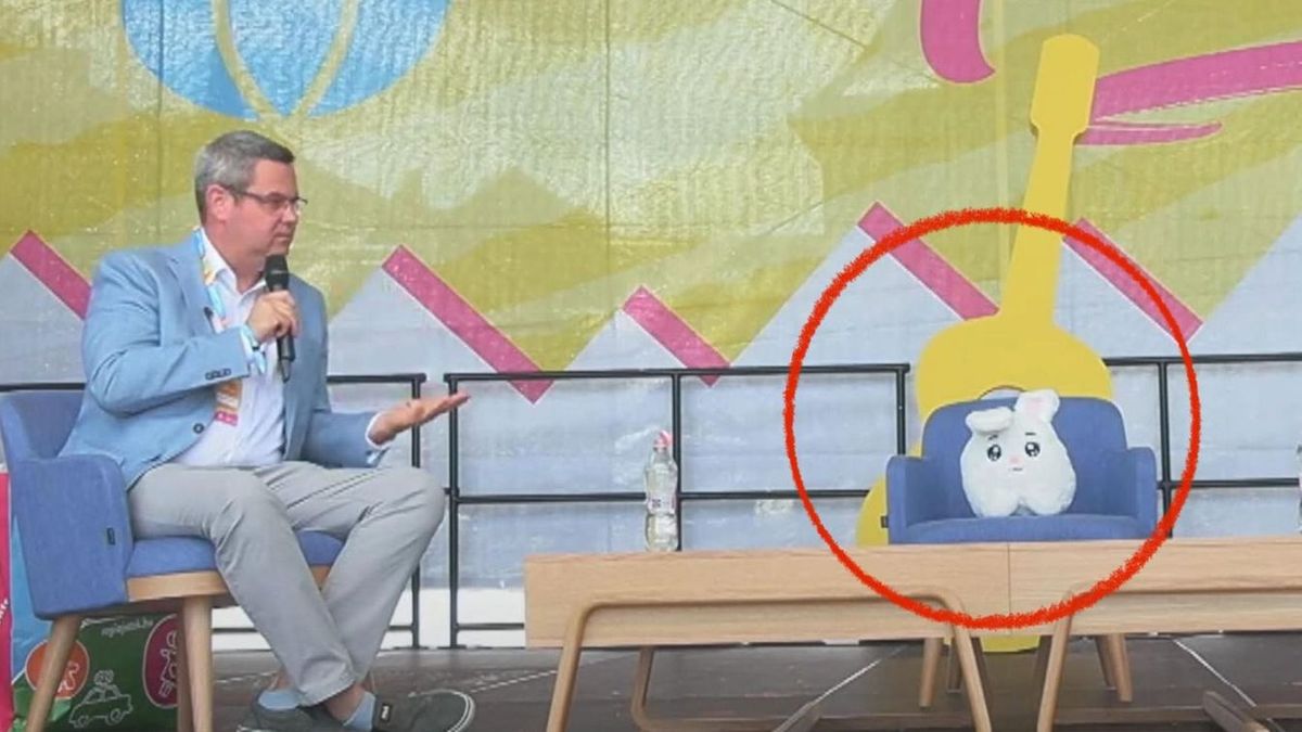 Takács Péter beszélgetőtársát karikával jelöltük. El kell ismerni, nagyobb koponya, mint Kulja