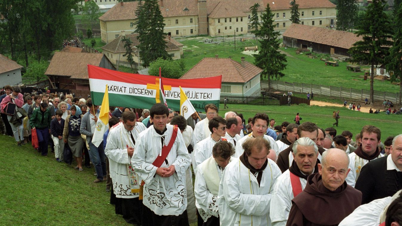 Csíksomlyón, 1990. június 3-án, sok évtizednyi kommunista és román elnyomás után végre újra (részben) szabadon megrendezhették a XVI. század óta hagyományos, idővel a magyar összetartozás szimbólumává vált búcsút. Részben szabadon, hiszen Romániában a dik