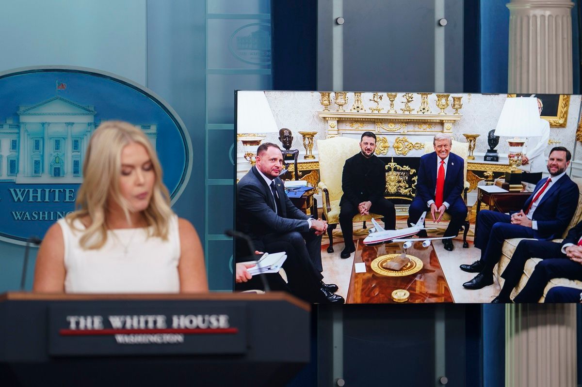 háromoldalú találkozó TRUMP, Donald; LEAVITT, Karoline