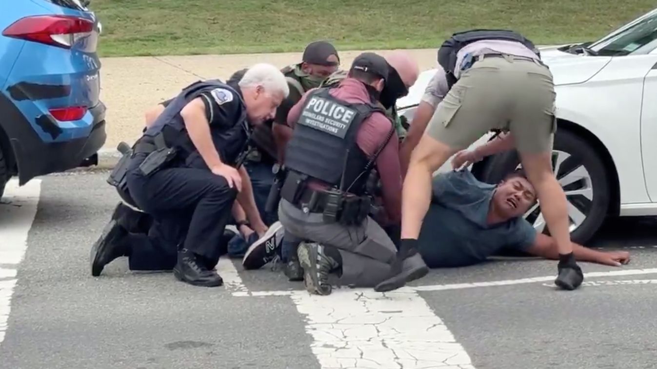 Egy mexikói bevándorlót tartóztatnak le Washington belvárosában. A férfi kiáltása csak látszat a "floydítás" kedvéért: egy 13 év alatti szexuális zaklatásért vették őrizetbe. Fotó: X