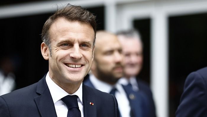 A francia önfeladás jó példa a Tisza számára is. Macron vigyora lefagyóban van már egy ideje.
