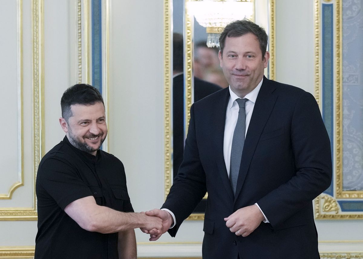 Zelenszkij jókat mosolyog arra, aki kiszolgálja, de közben lehet, hogy kétfrontos háborúra készül.
