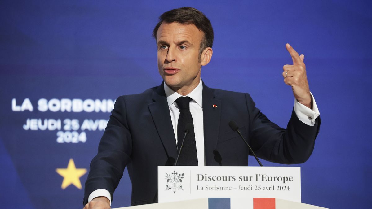 Macron küzd, mint malac a jégen
