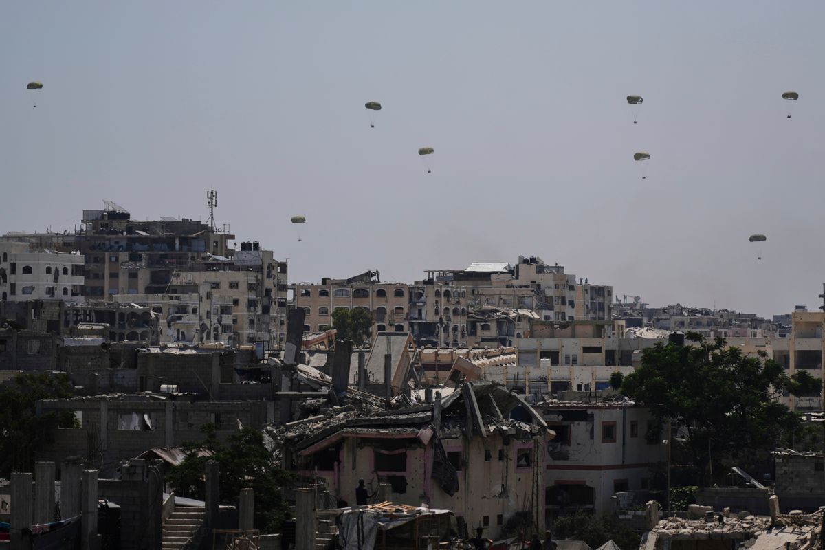 Repülőgépről ledobott humanitárius segély érkezik a Gázai övezet északi részébe 2025. augusztus 7-én. MTI/AP/Dzsehad as-Srafi