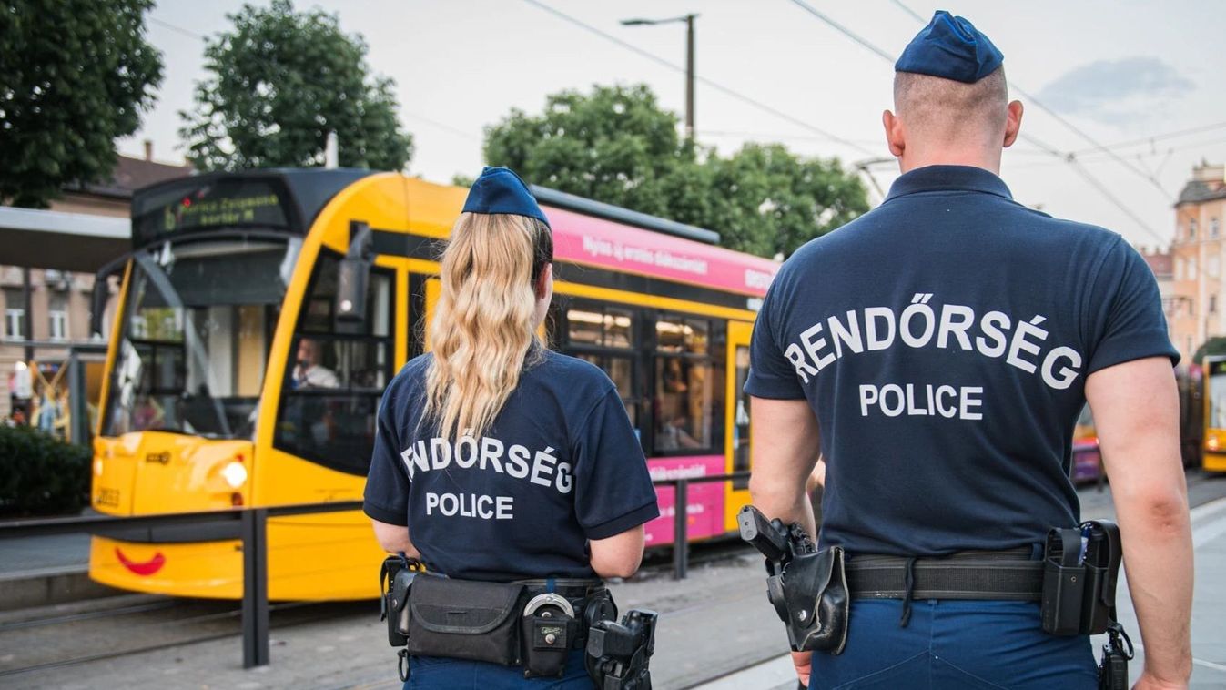 Nagymamát rántott le a villamosról a bestiális nő, az áldozatnak senki sem segített
