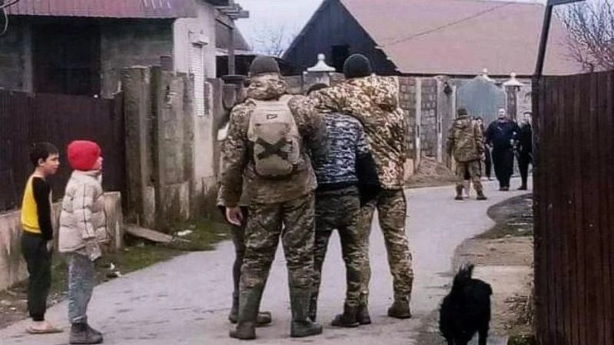 Ukrajna, amelynek már az iskolák sem szentek: az ukránok gyerekek előtt folytatják brutális toborzásukat