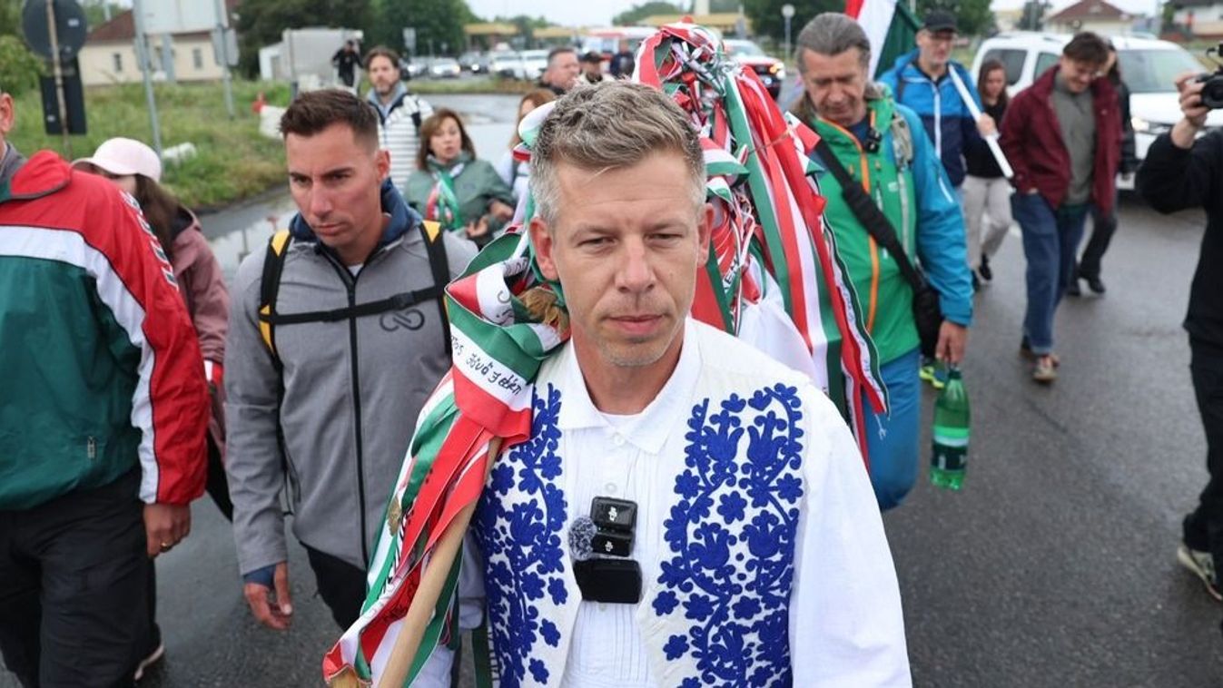 Román bakancsok mögé bújt Magyar Péter Erdélyben