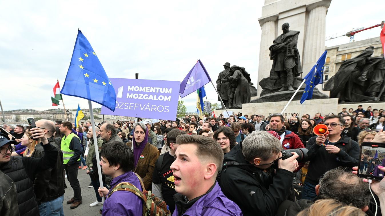 Egymásnak esett a DK és a Momentum, miután kiderült, hogy Fekete-Győr valószínűleg hazudott egyet