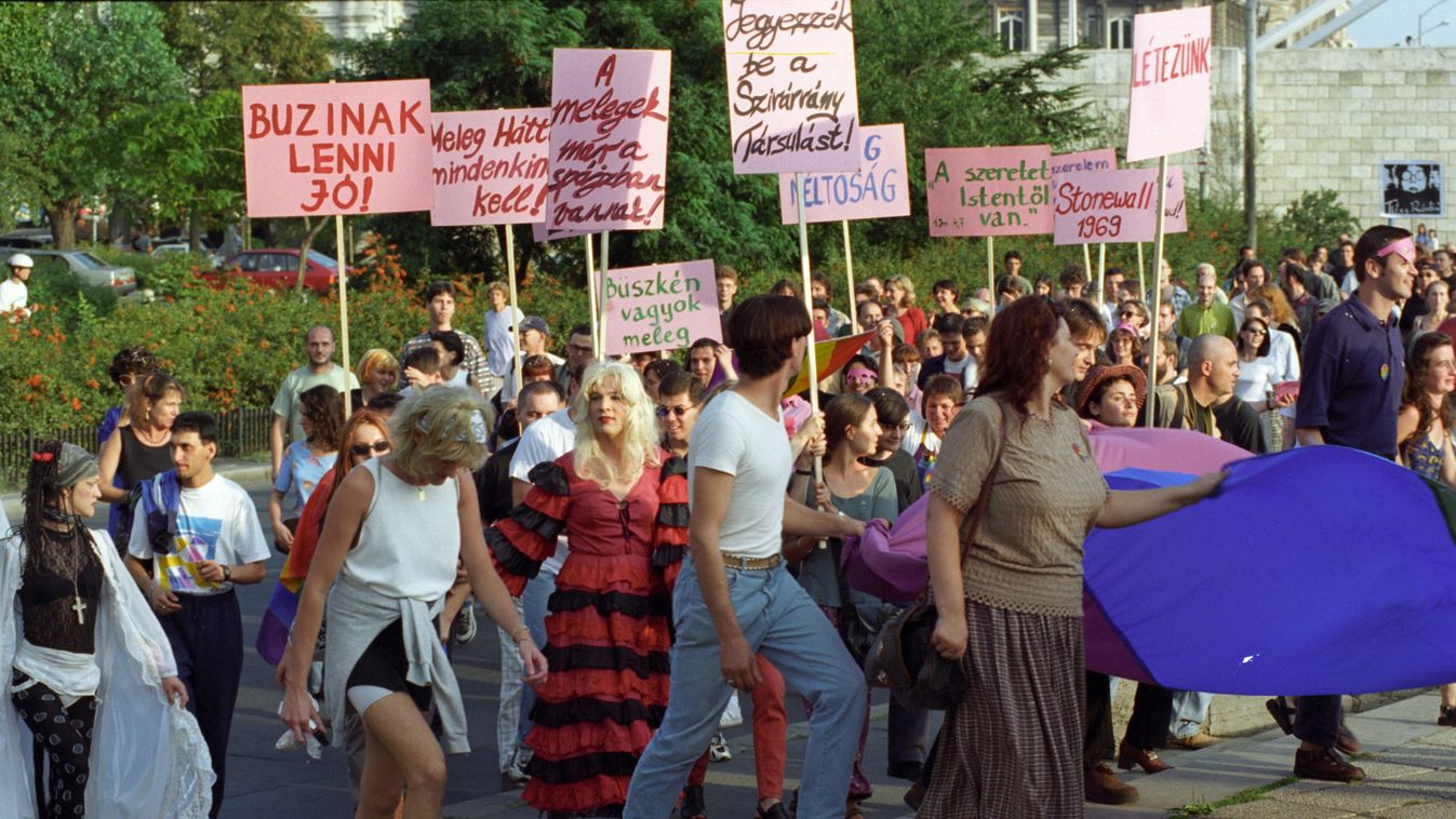 Csíksomlyó vs. Pride. Felvonulás - Meleg Büszkeség Napja
Budapest, 1997. szeptember 6.
Felvonulók az első alkalommal megrendezésre kerülő Meleg Büszkeség Napján, a Gay Pride Day-en. A homoszexuálisok, leszbikusok, transzszexuálisok, biszexuálisok és a v
