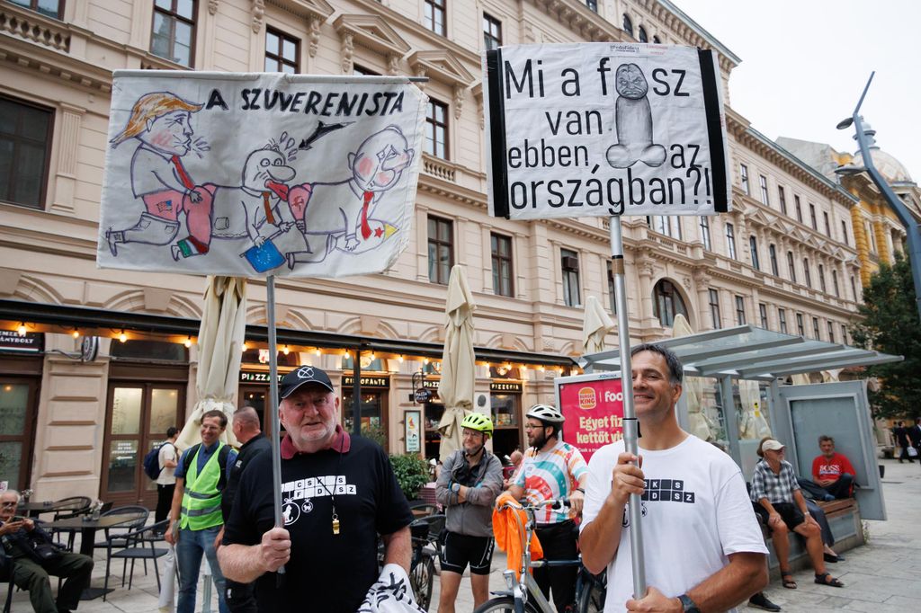 20250923 -- Hadházy Ákos tüntetése a Ferenciek terétől a Madách térig // fotó: Hatlaczki Balázs