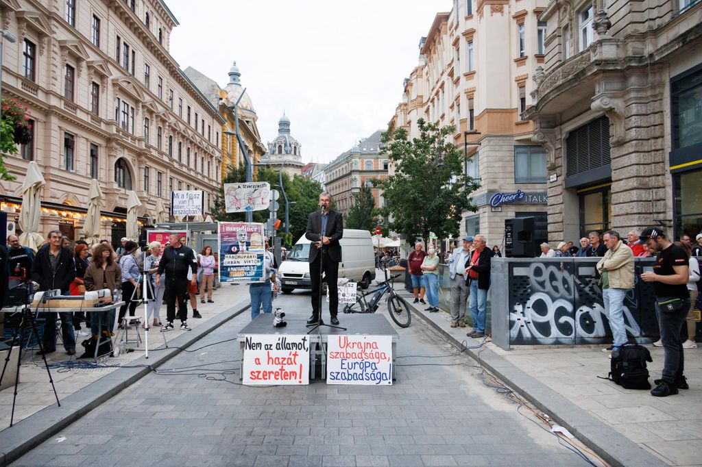 20250923 -- Hadházy Ákos tüntetése a Ferenciek terétől a Madách térig // fotó: Hatlaczki Balázs