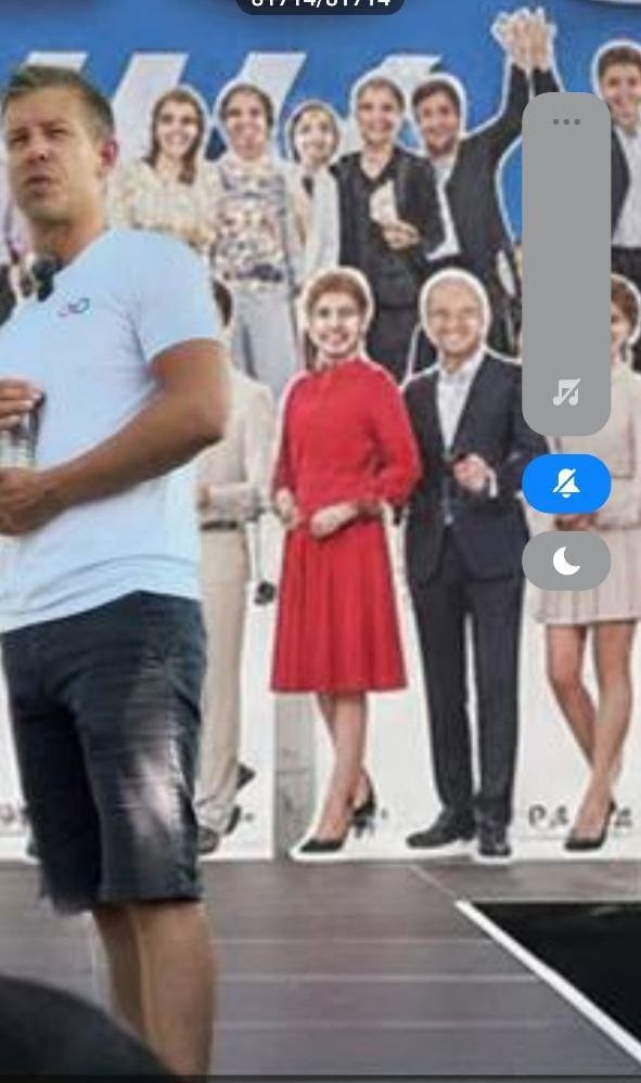 Megkérdeznénk Bütyököt, hogy az a pirosruhás az mi a...