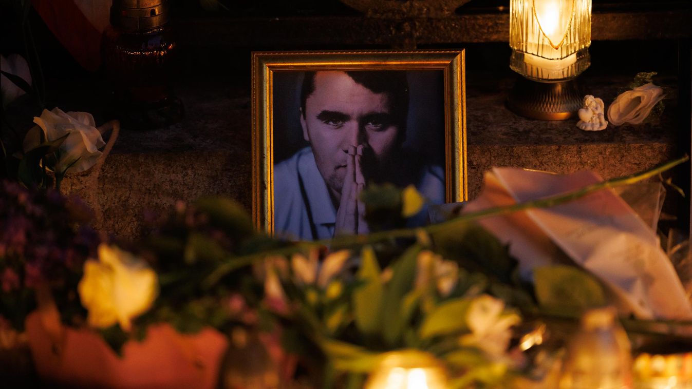Hatalmas tömeg éjszakázott az utcán, hogy részt vegyen Charlie Kirk temetésén