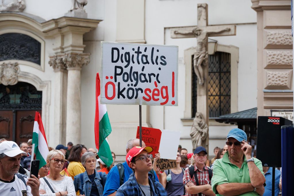 20250923 -- Hadházy Ákos tüntetése a Ferenciek terétől a Madách térig // fotó: Hatlaczki Balázs