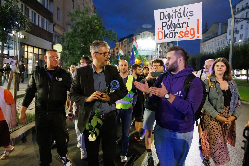 20250923 -- Hadházy Ákos tüntetése a Ferenciek terétől a Madách térig // fotó: Hatlaczki Balázs