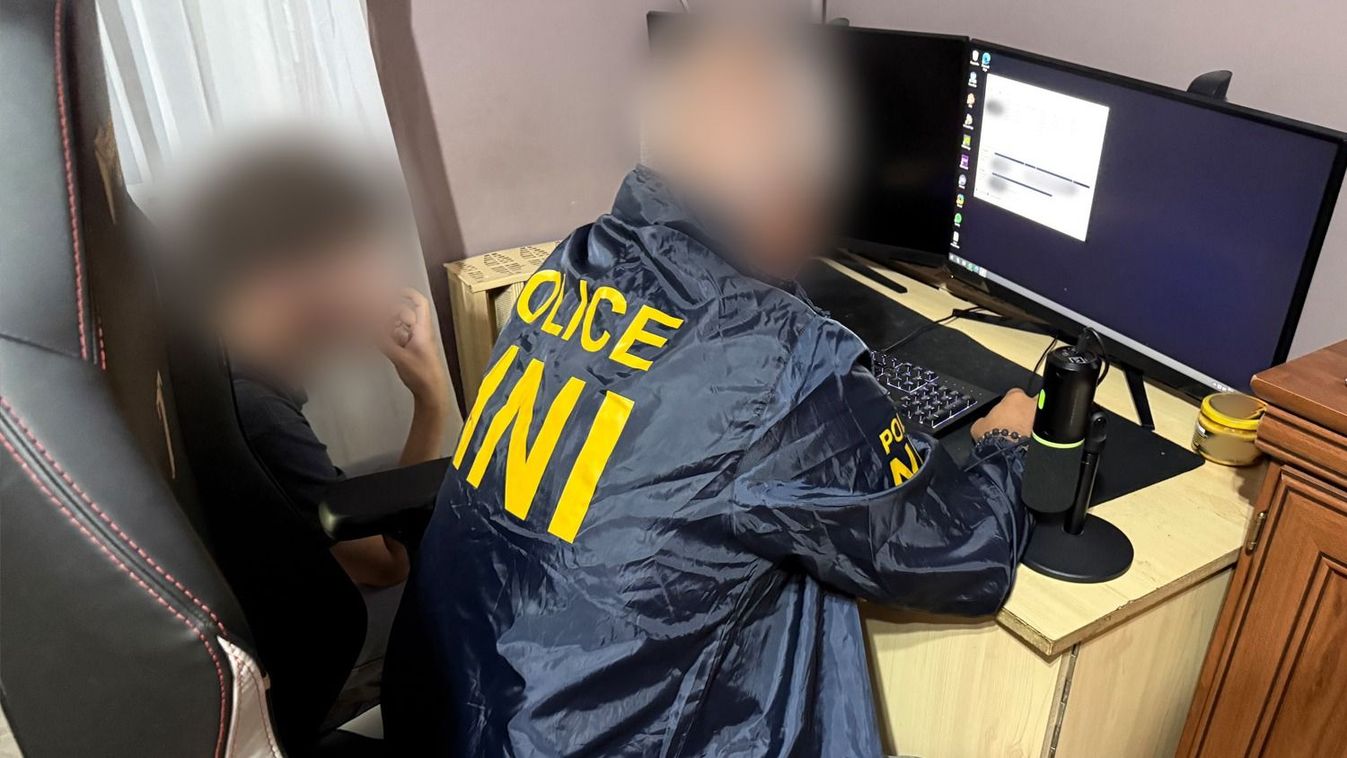 Az ifjú hacker számítógép vizsgálják a nyomozók
