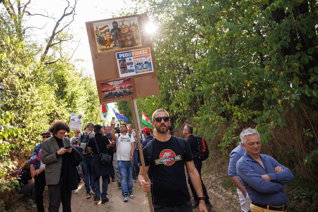 20250927 -- Hadházy Ákos tüntetése Hatvanpusztán. // fotó: Hatlaczki Balázs