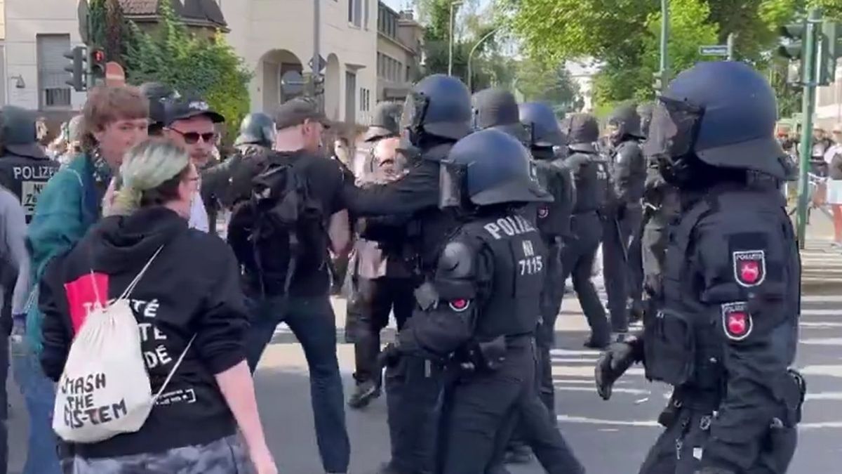 A berlini rendőrök, miközben igazoltatják az AFD-s tüntetőket