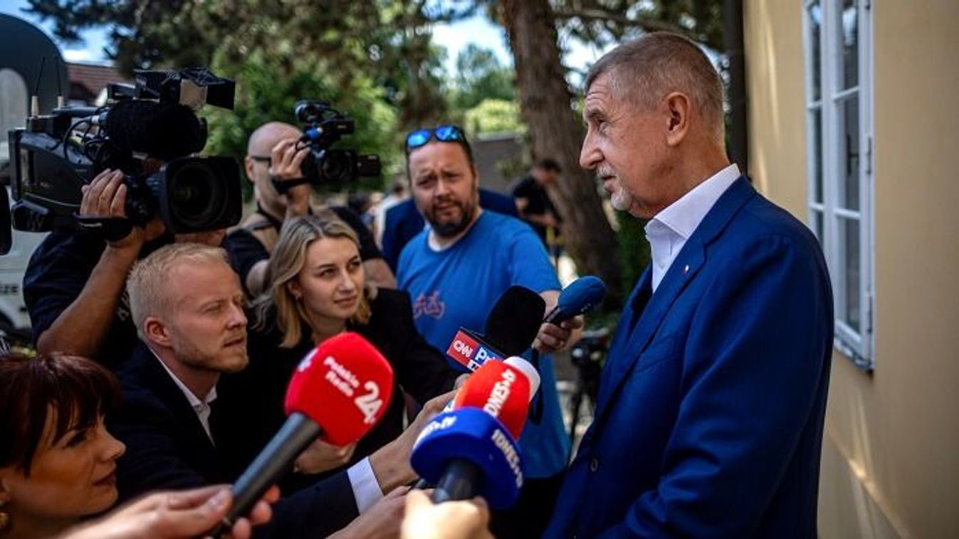 Bottal vágták fejbe Andrej Babist egy rendezvényben, a cseh politikus kórházba került