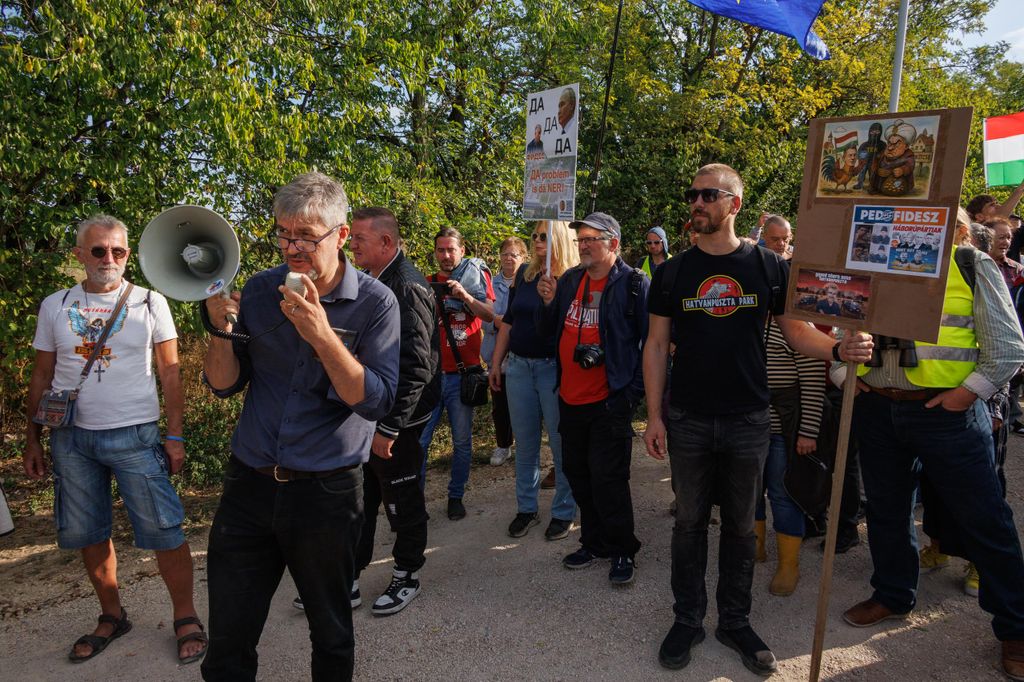 20250927 -- Hadházy Ákos tüntetése Hatvanpusztán. // fotó: Hatlaczki Balázs