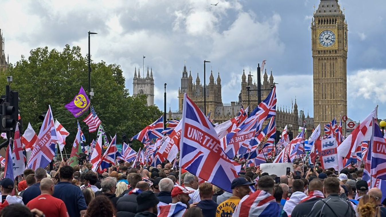 A Tommy Robinson vezette megmozduláson akár 150 ezren is lehettek a londoni rendőrség tájékoztatása szerint. Fotó: Stuart Brock/Anadolu/AFP