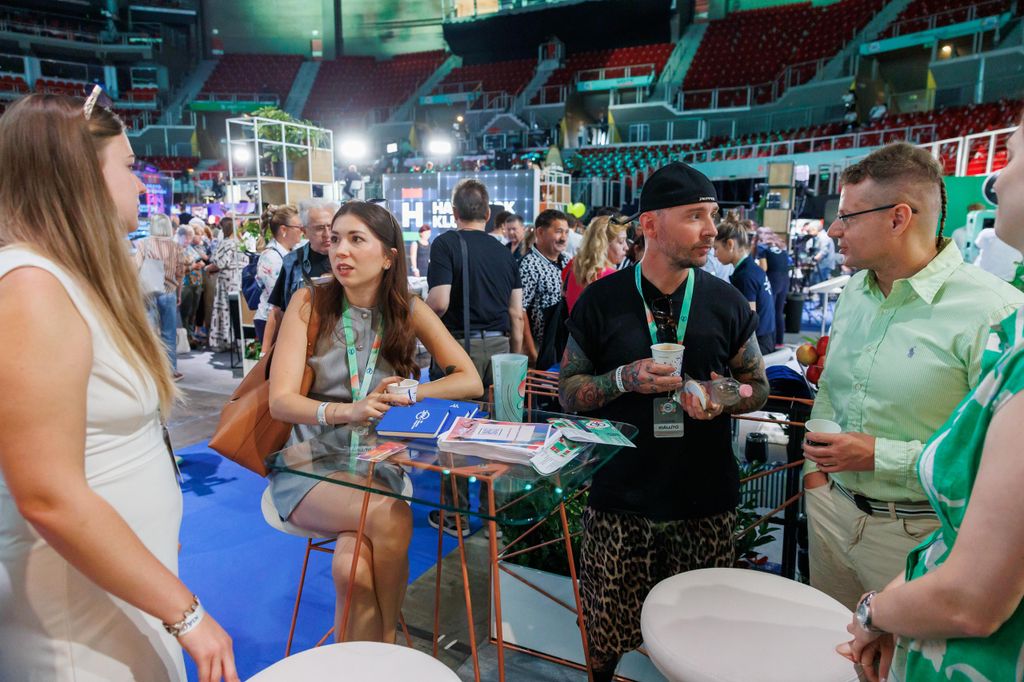 20250920 -- A Digitális Polgári Körök első országos találkozója, a Papp László Sportarénában. Zelenka Dóra, Dezse Balázs // fotó: Hatlaczki Balázs