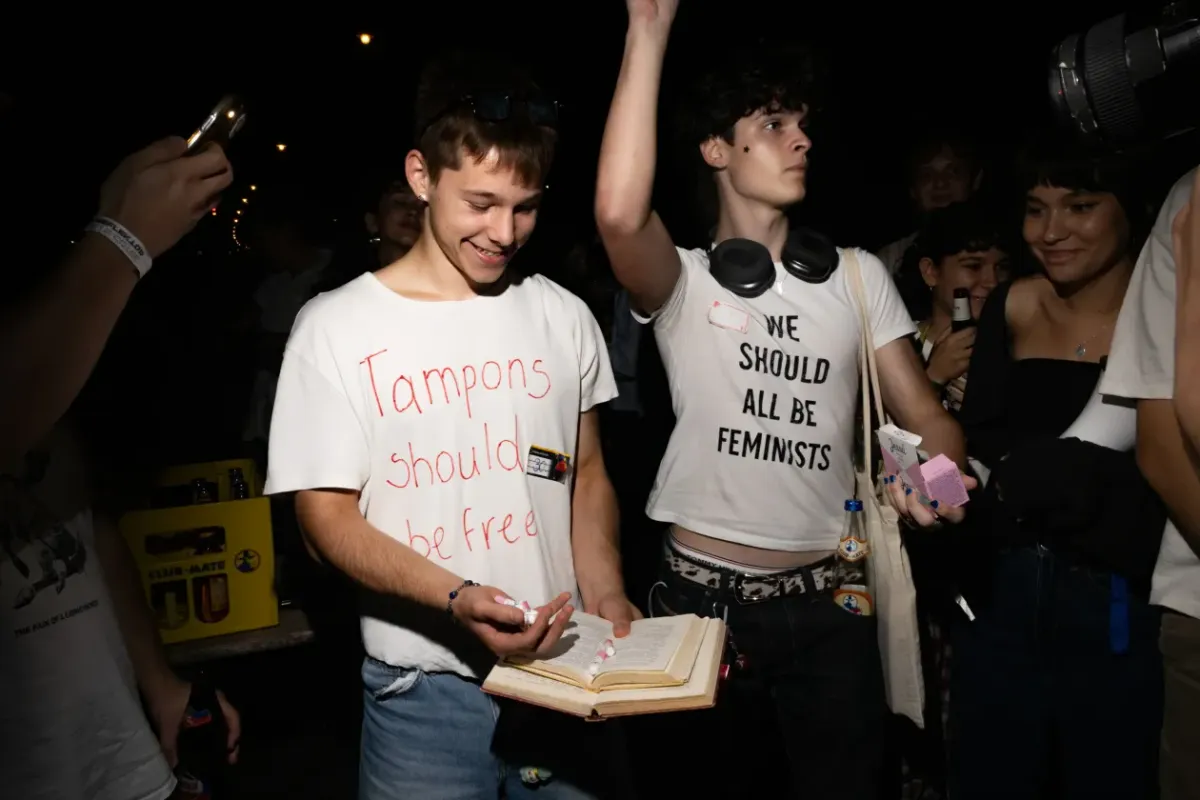  A “performatív férfiakkal” nem azt a baj, hogy vászontáskát hordanak és érzékeny a lelkük - Libz of TikTok Hungary