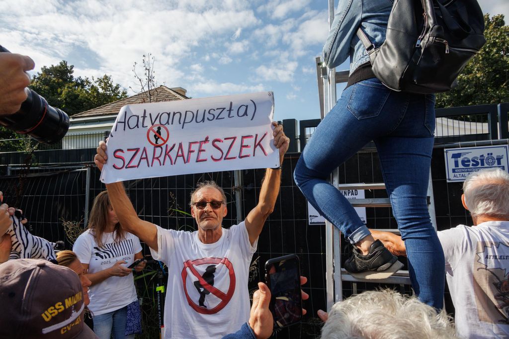 20250927 -- Hadházy Ákos tüntetése Hatvanpusztán. // fotó: Hatlaczki Balázs