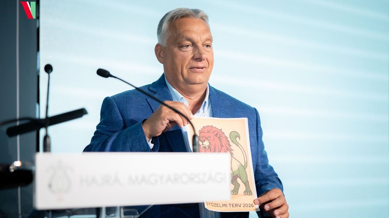 Orbán Viktor Kötcsén, kezében a győzelmi tervet illusztráló oroszlánnal