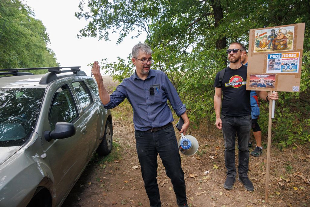 20250927 -- Hadházy Ákos tüntetése Hatvanpusztán. // fotó: Hatlaczki Balázs