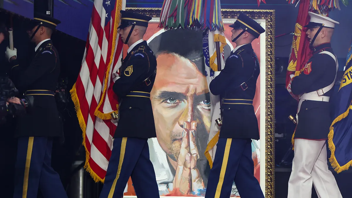 Charlie KIrk katonai tiszteletadást is kapott