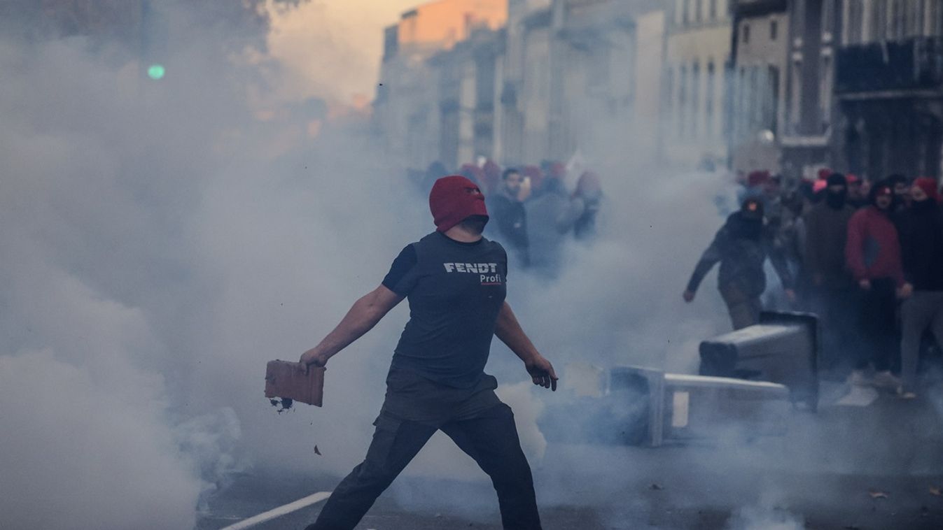 Blokkolj mindent!!! – Százezres szélsőbaloldali tömegtüntetésre készülhet Franciaország
