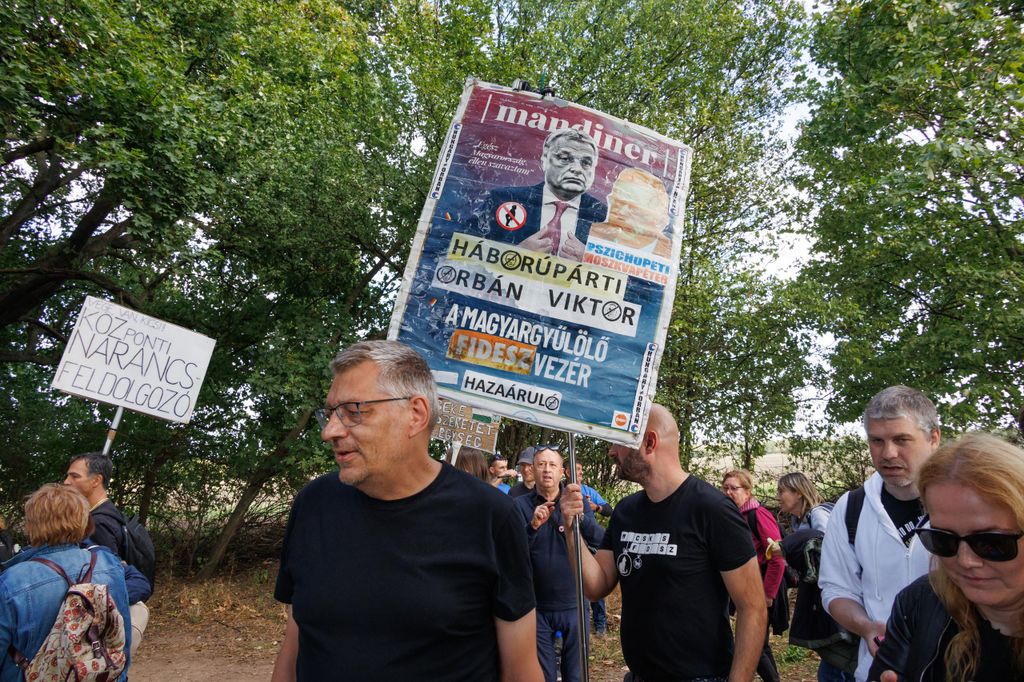 20250927 -- Hadházy Ákos tüntetése Hatvanpusztán. // fotó: Hatlaczki Balázs