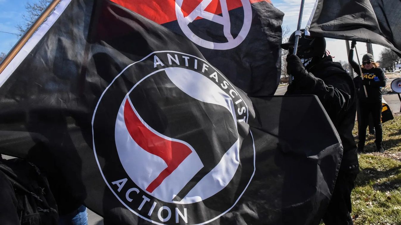 Szijjártó Péter javasolta az Antifa terrorszervezetté minősítését