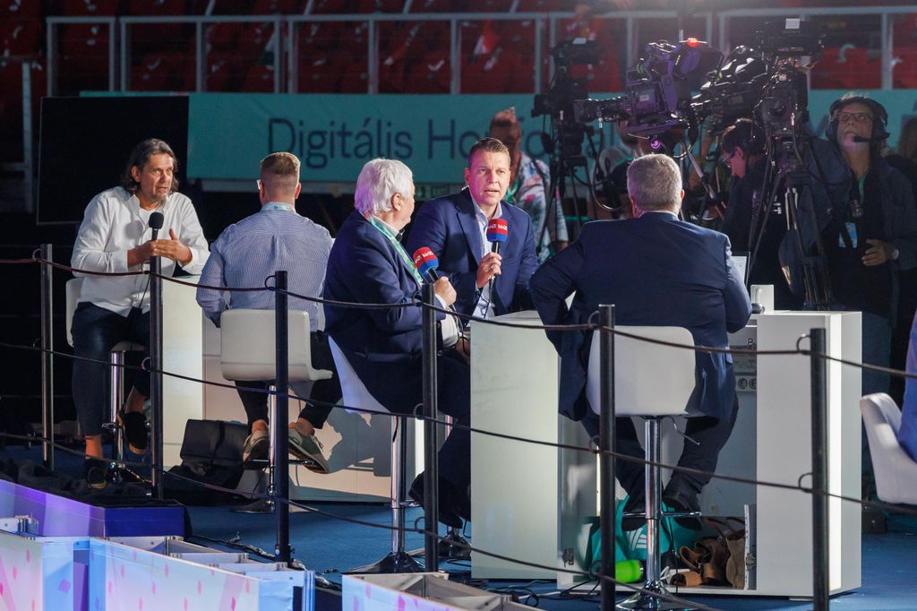 20250920 -- A Digitális Polgári Körök első országos találkozója, a Papp László Sportarénában. Menczer Tamás // fotó: Hatlaczki Balázs