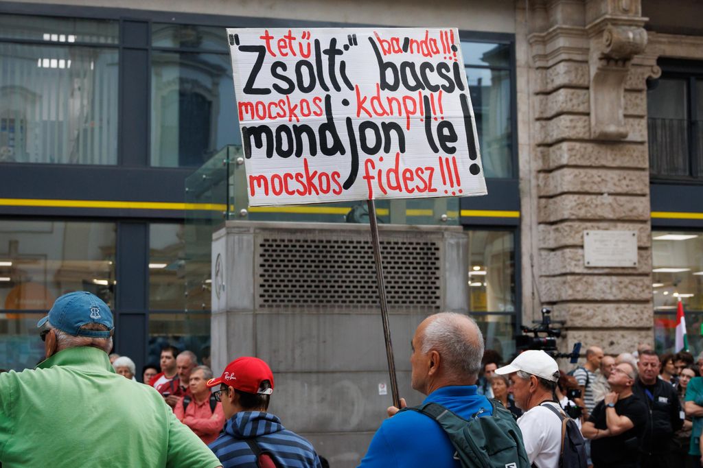 20250923 -- Hadházy Ákos tüntetése a Ferenciek terétől a Madách térig // fotó: Hatlaczki Balázs
