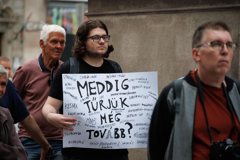 20250923 -- Hadházy Ákos tüntetése a Ferenciek terétől a Madách térig // fotó: Hatlaczki Balázs