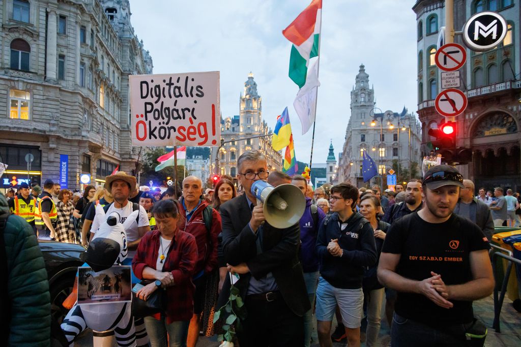 20250923 -- Hadházy Ákos tüntetése a Ferenciek terétől a Madách térig // fotó: Hatlaczki Balázs