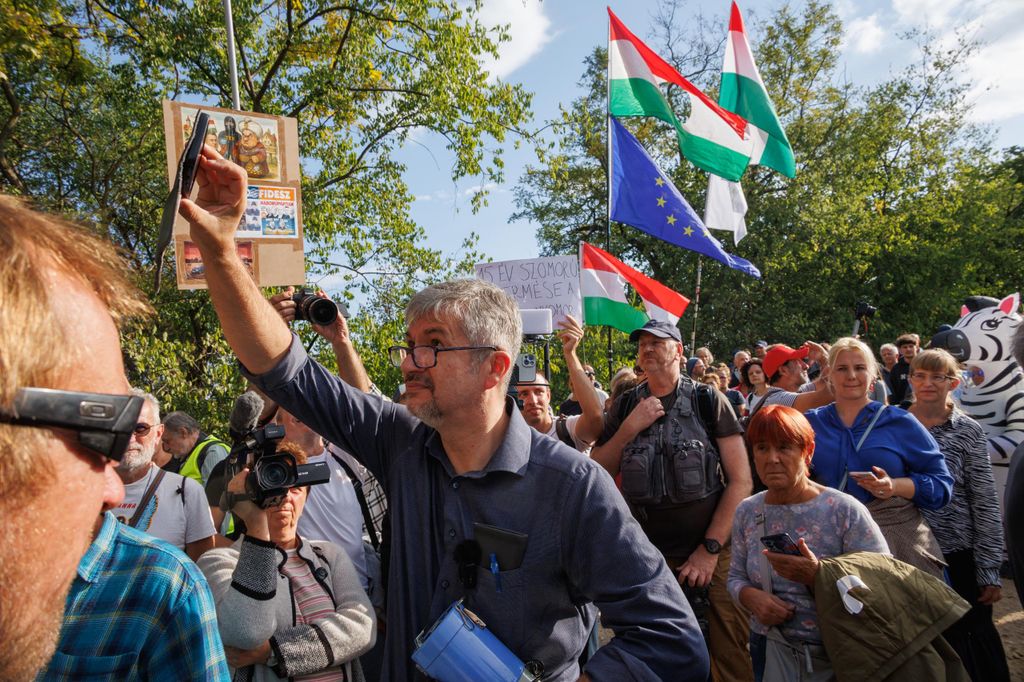 20250927 -- Hadházy Ákos tüntetése Hatvanpusztán. // fotó: Hatlaczki Balázs