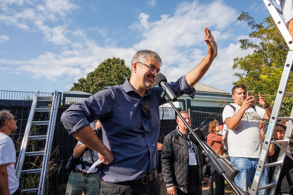 20250927 -- Hadházy Ákos tüntetése Hatvanpusztán. // fotó: Hatlaczki Balázs