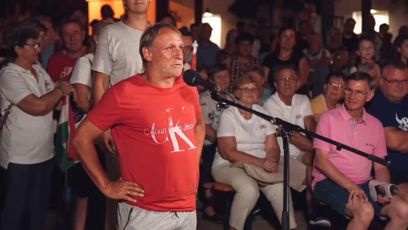 Akkor én is most felvarratom magamra Sztálin bajszát