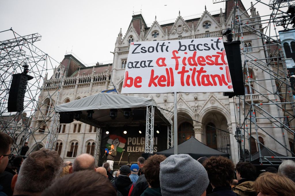 20251005 -- Puzsér Róbert Kossuth téri tüntetése // fotó: Hatlaczki Balázs
