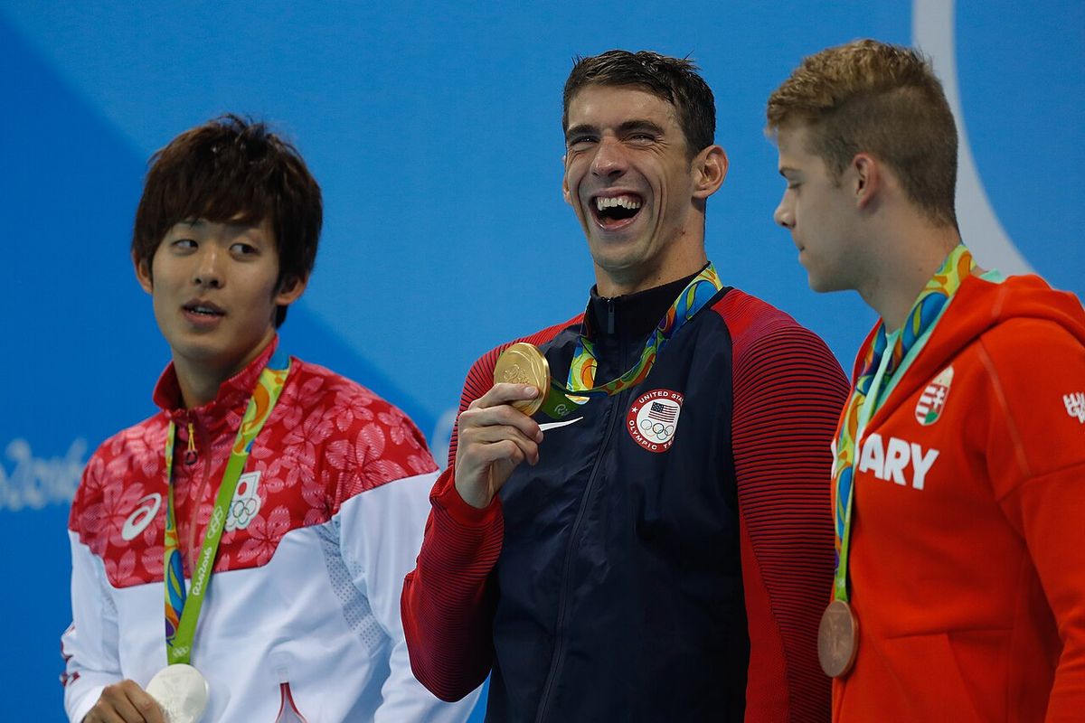 Amikor még minden szép volt. Kenderesi Tamás (jobbra) a riói olimpiai dobogón az aranyérmes Michael Phelps és a második helyezett japán Masati Sakai társaságában. Azóta doppingügy robbant ki.