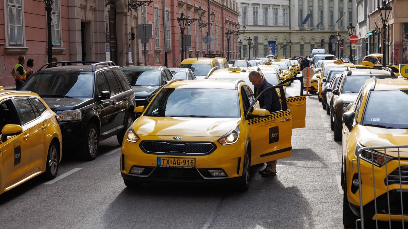 Tüntetés: a taxisok újra elfoglalták a Városház utcát